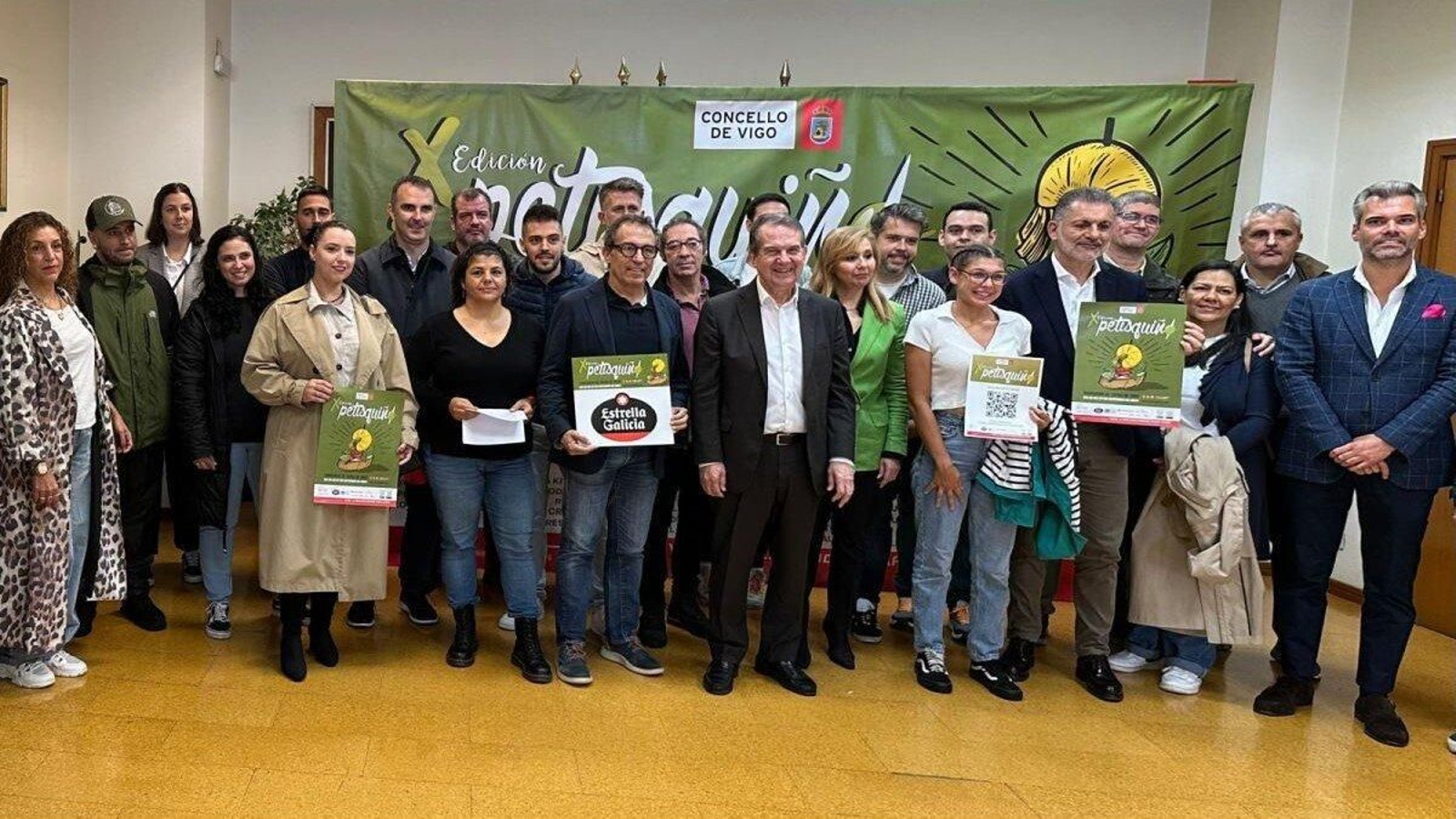 Participantes y organizadores presentaron con el alcalde la nueva edición de O Petisquiño que comienza hoy.