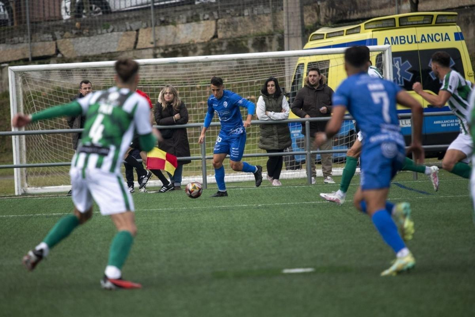 El delantero azulón Alberto Gil se prepara para hacer un centro en el duelo ante el Guijuelo.