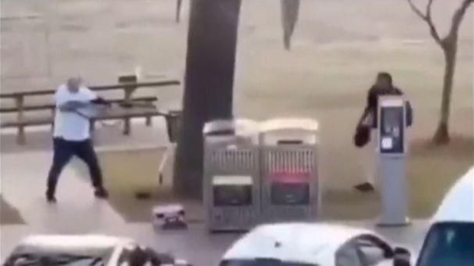 Momento en el que Ahmed desarma a uno de los atacantes