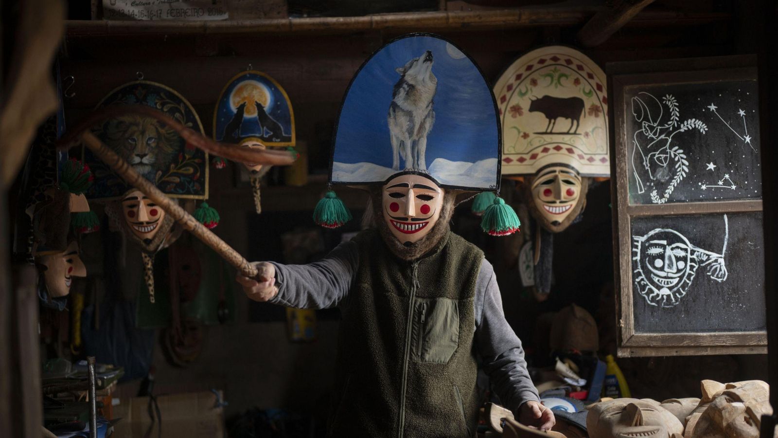 Paco Diéguez coa súa careta, zamarra en man.