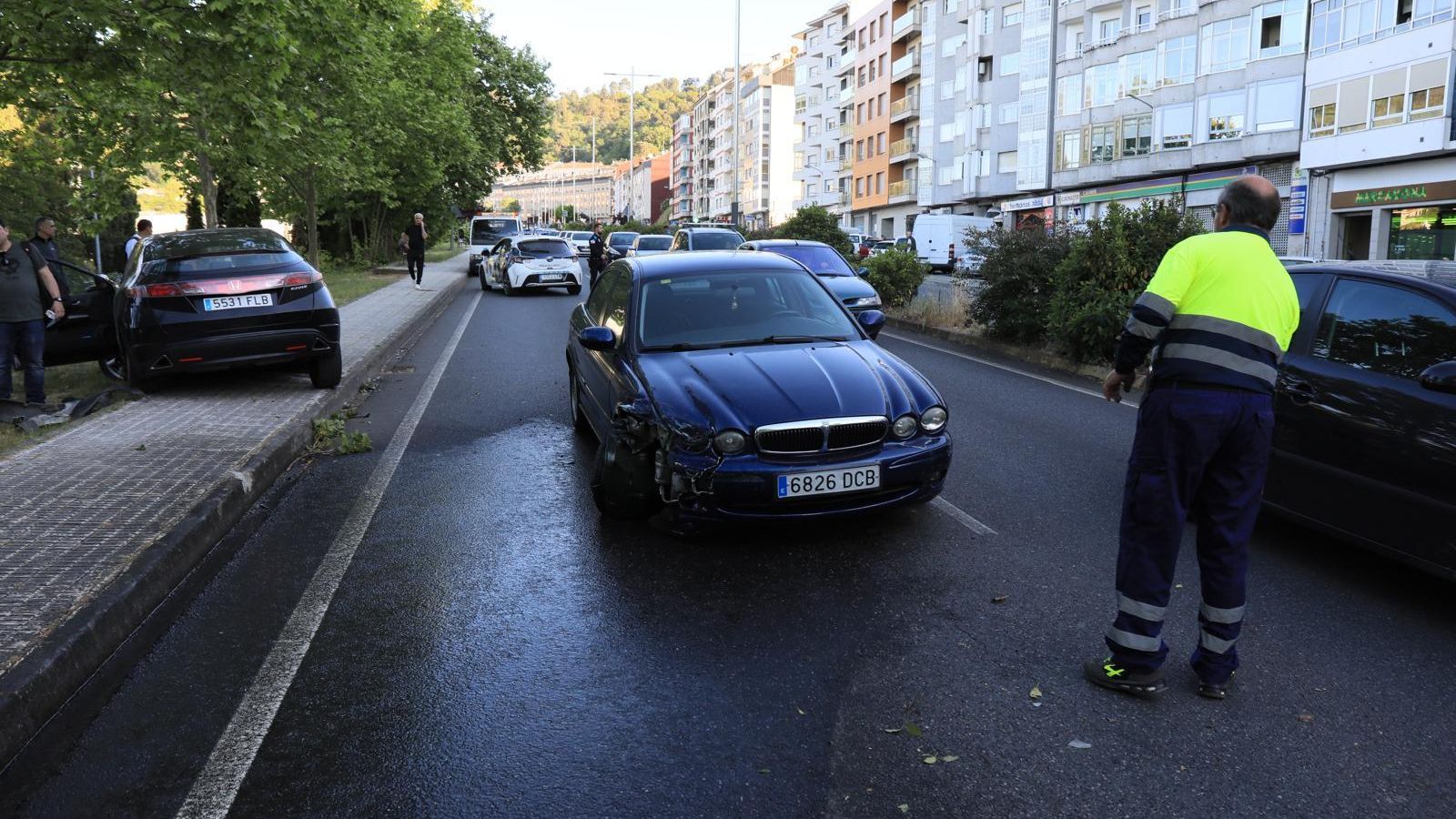 Uno de los coches que se vio afectado al ser golpeado por el que se salió de la vía.
