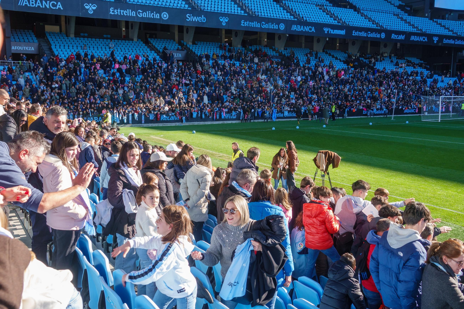 Galería | Regalo de Reyes del Celta a los niños en Balaídos