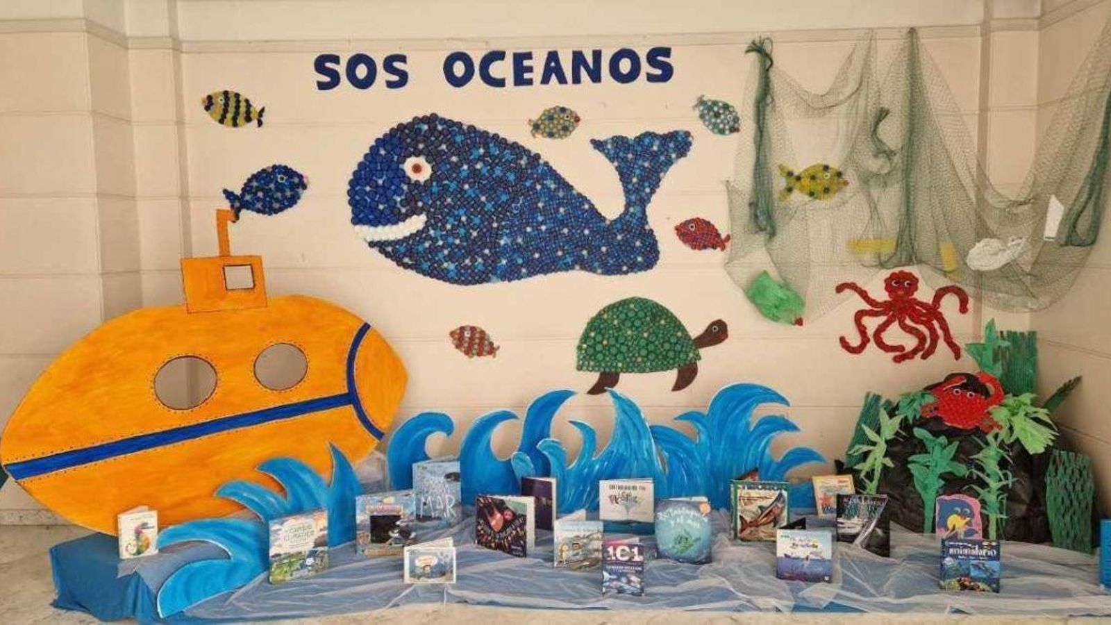 Exposición sobre a protección dos océanos.