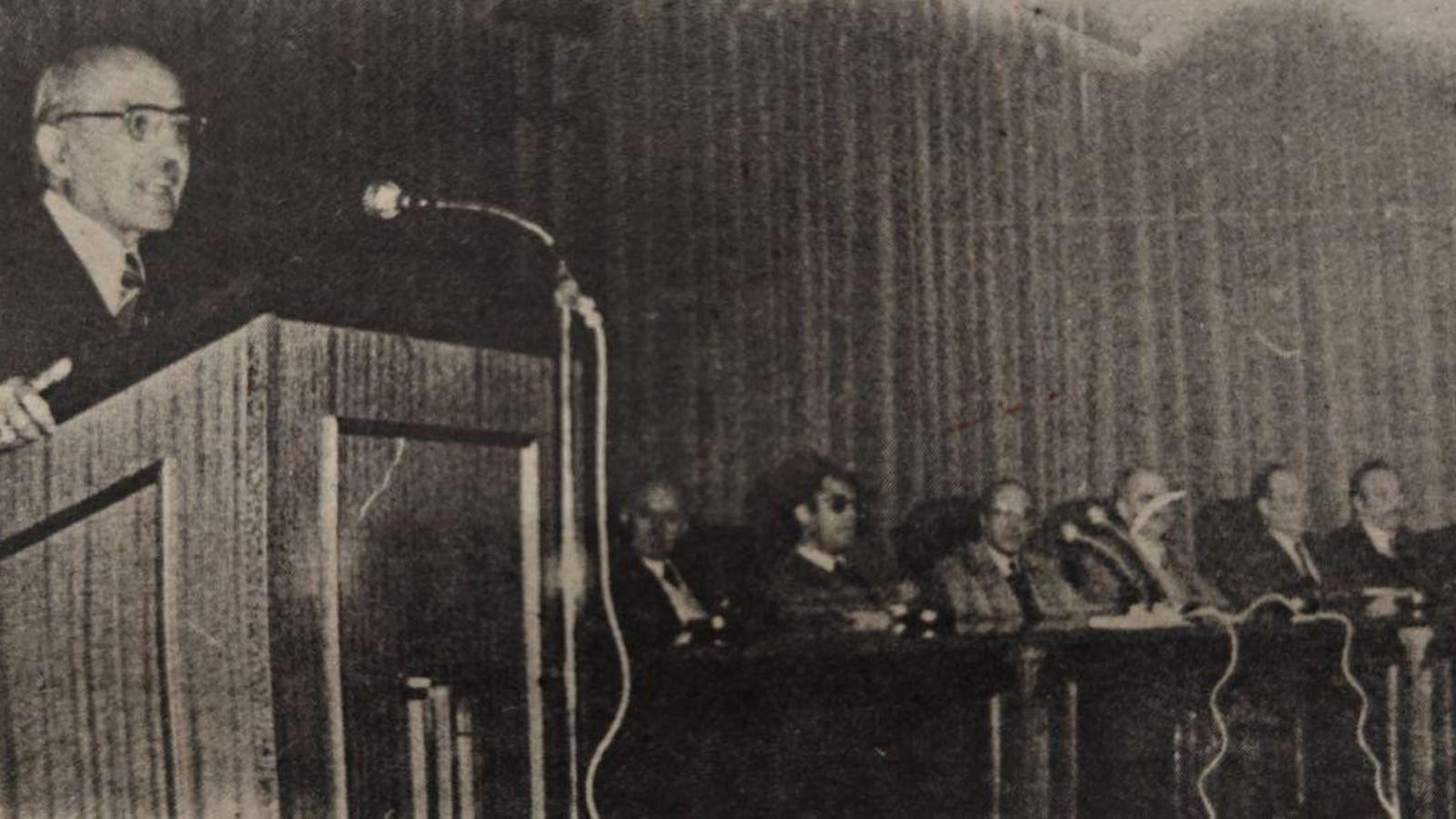 Domingo Solís dando su conferencia en Orense.
