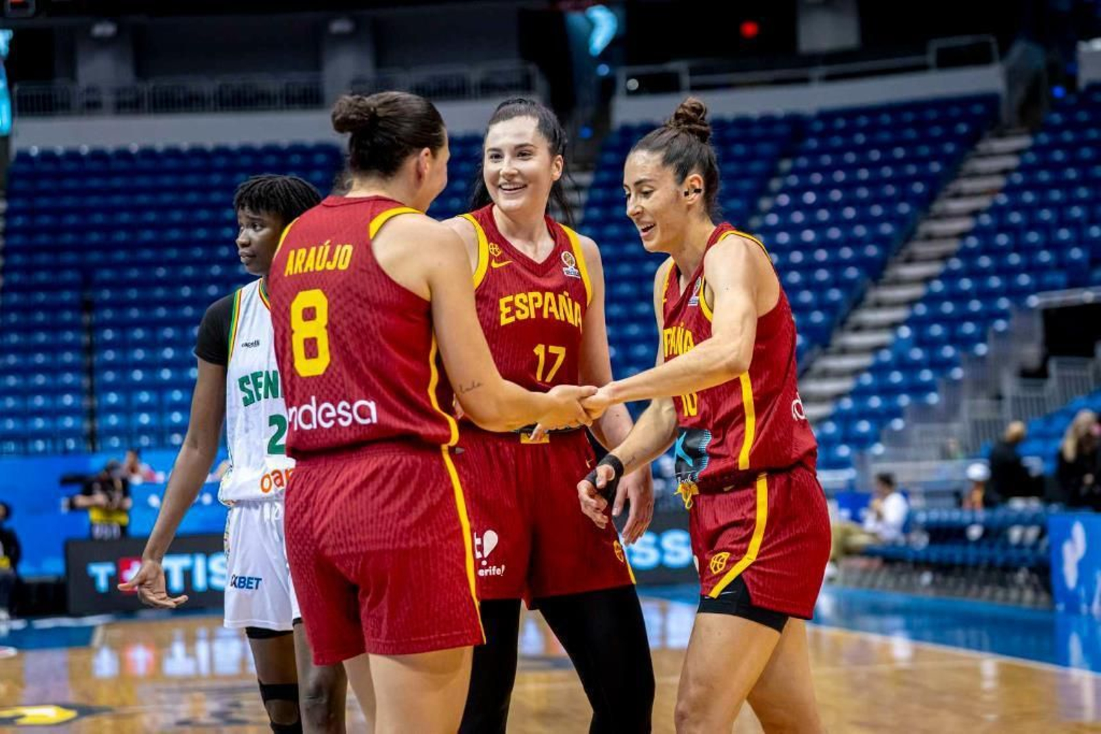 La viguesa Araújo, de espaldas.