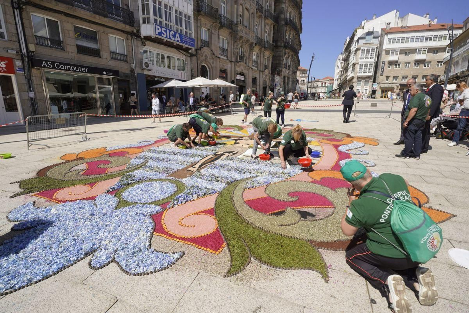 Alfombra floral adornada por la Asociación de Alfombristas do Corpus Christi de Ponteareas
