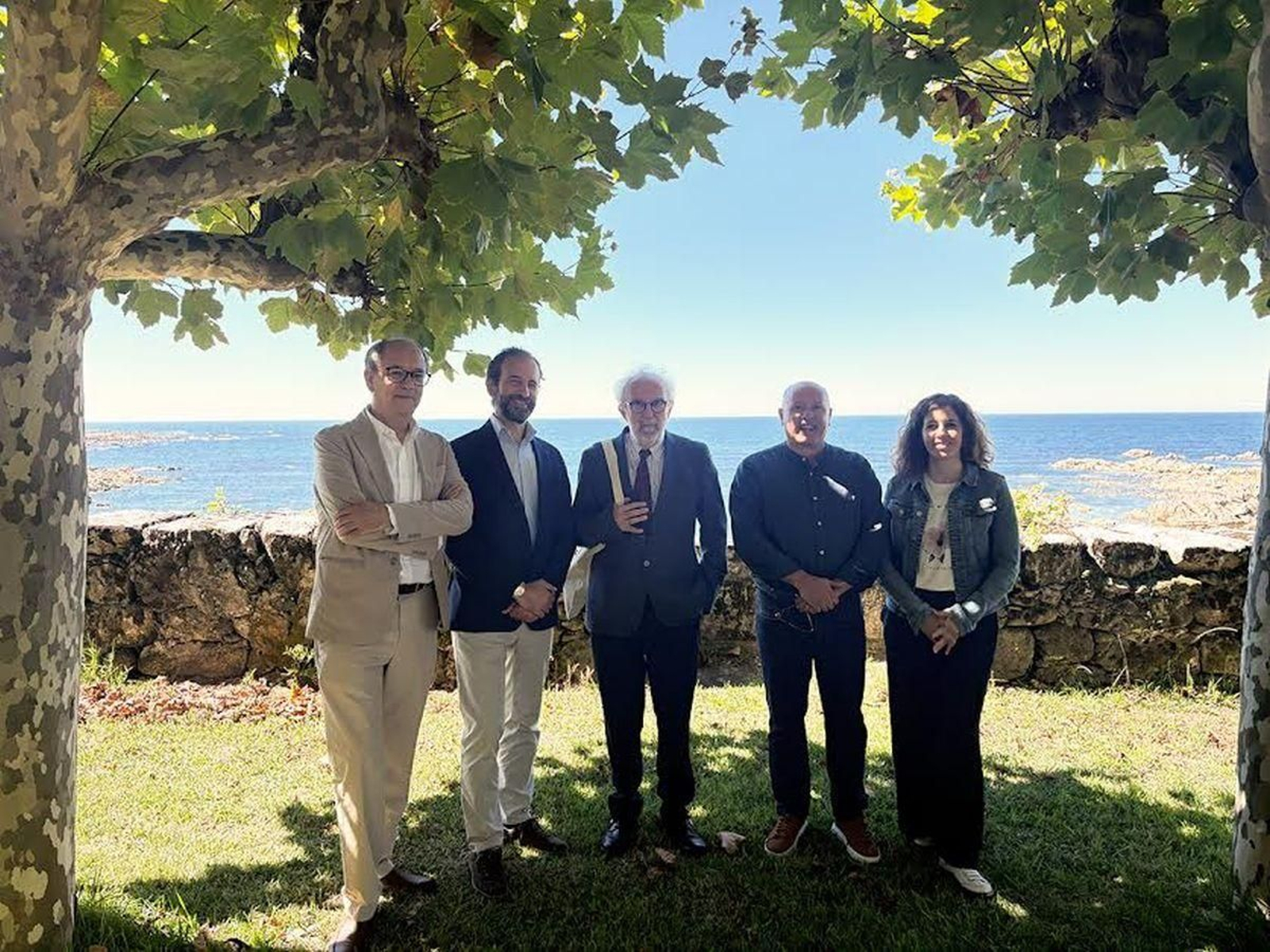 Los responsables del monasterio y la Fundación Bretal con Portela y la alcaldesa.