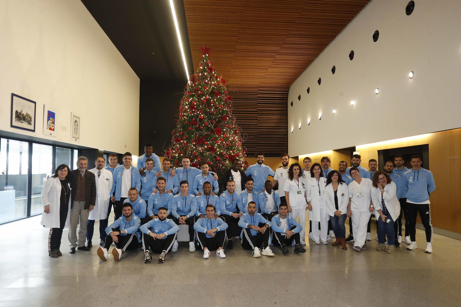 La plantilla del Celta visitó pediatría del Hospital Álvaro Cunqueiro