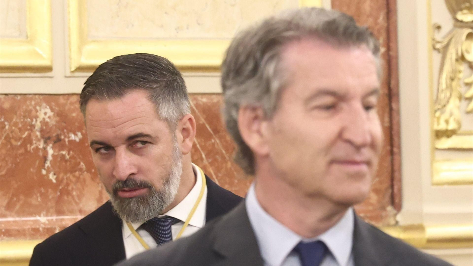 Santiago Abascal y Alberto Núñez Feijóo, en los pasillos del Congreso, en una imagen de archivo.