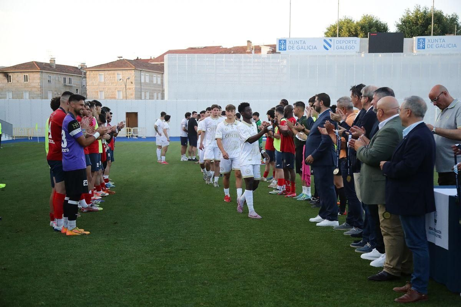 Pasillo de honor del Monterrei a los jugadores del Cented de camino a recoger sus medallas y la Copa Diputación.