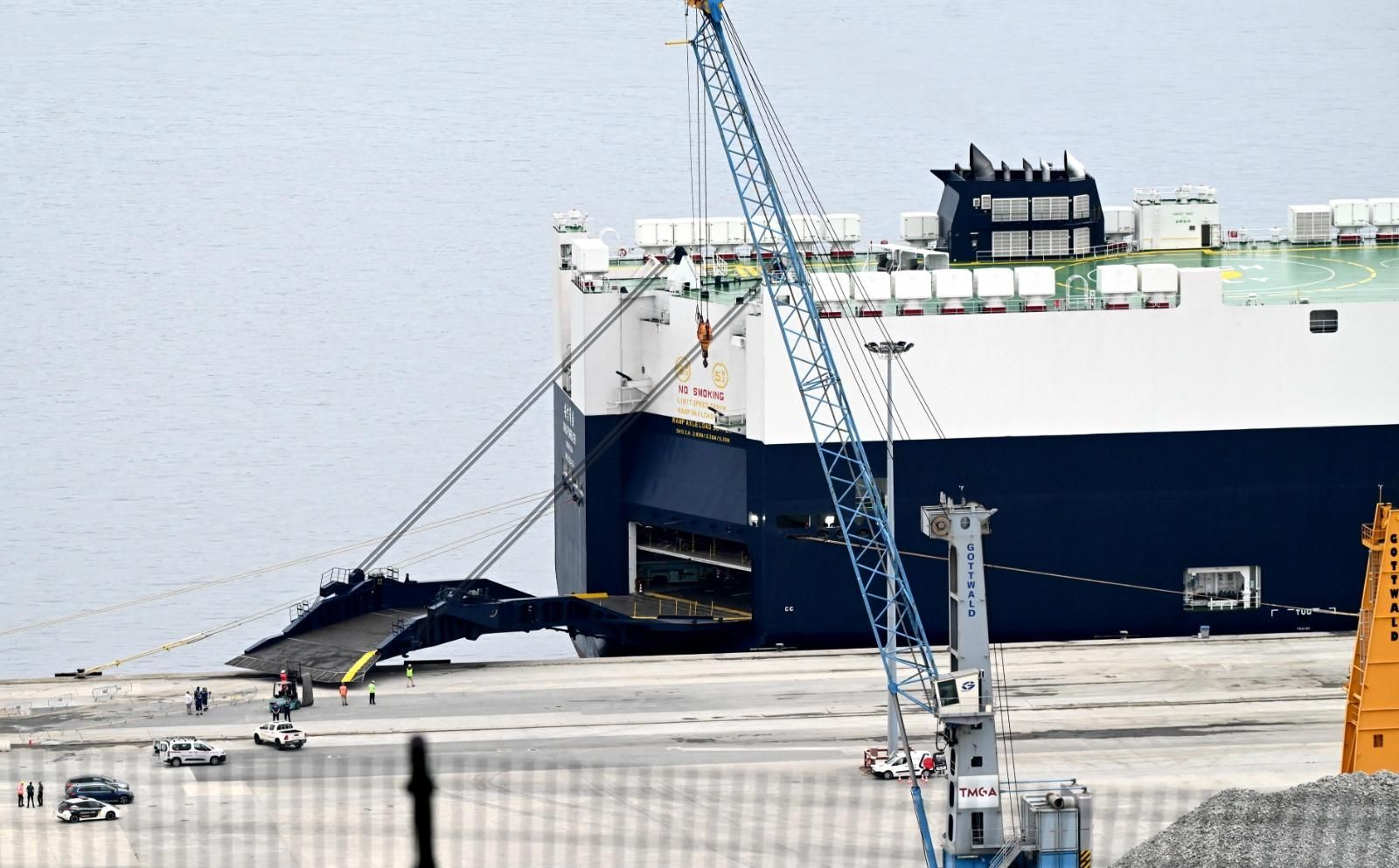El buque Anji Forever atracado en el puerto exterior de Ferrol con más de 700 vehículos de MG a bordo.