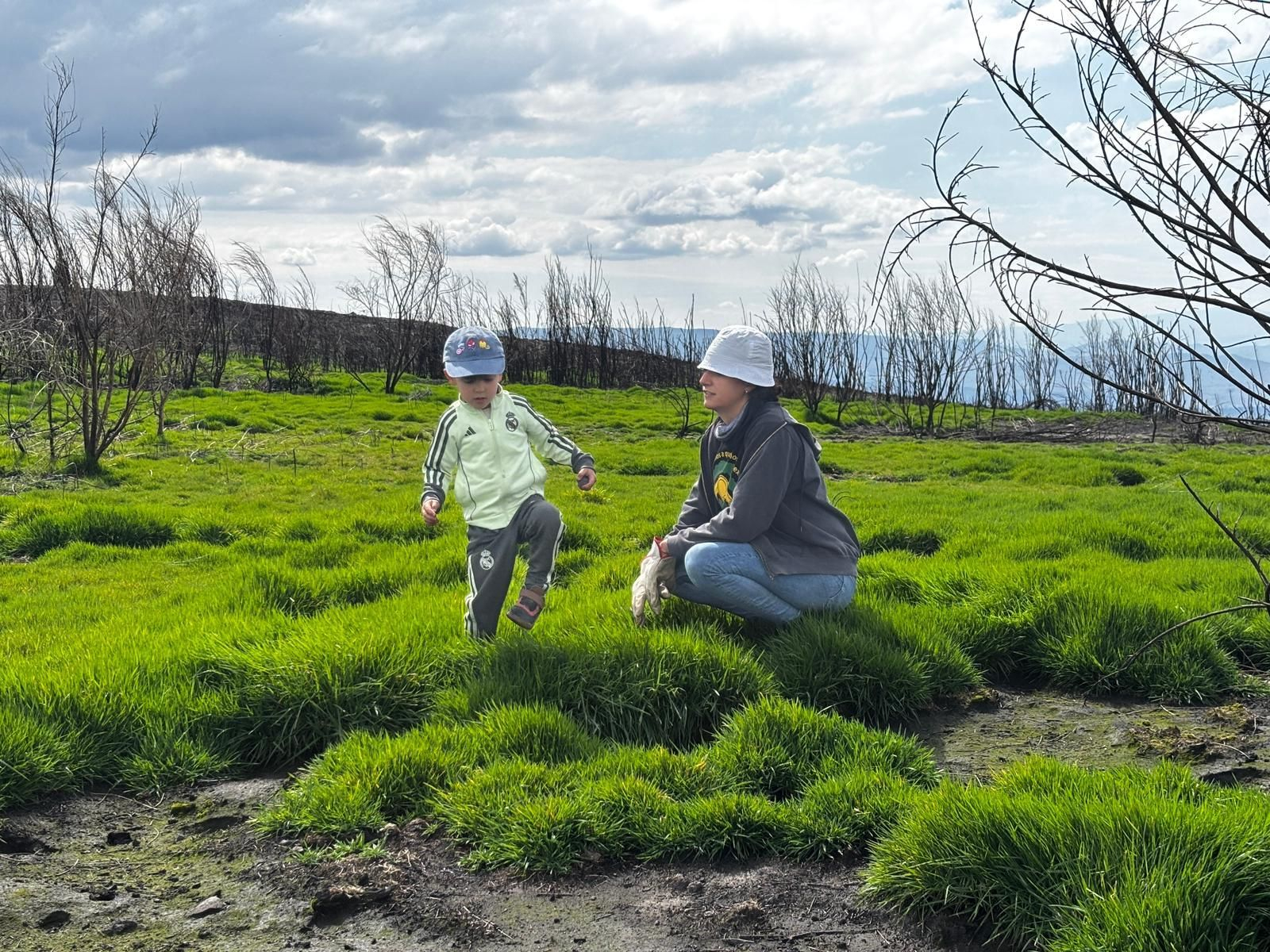 David con Ébora antes de comezar a plantar as árbores.