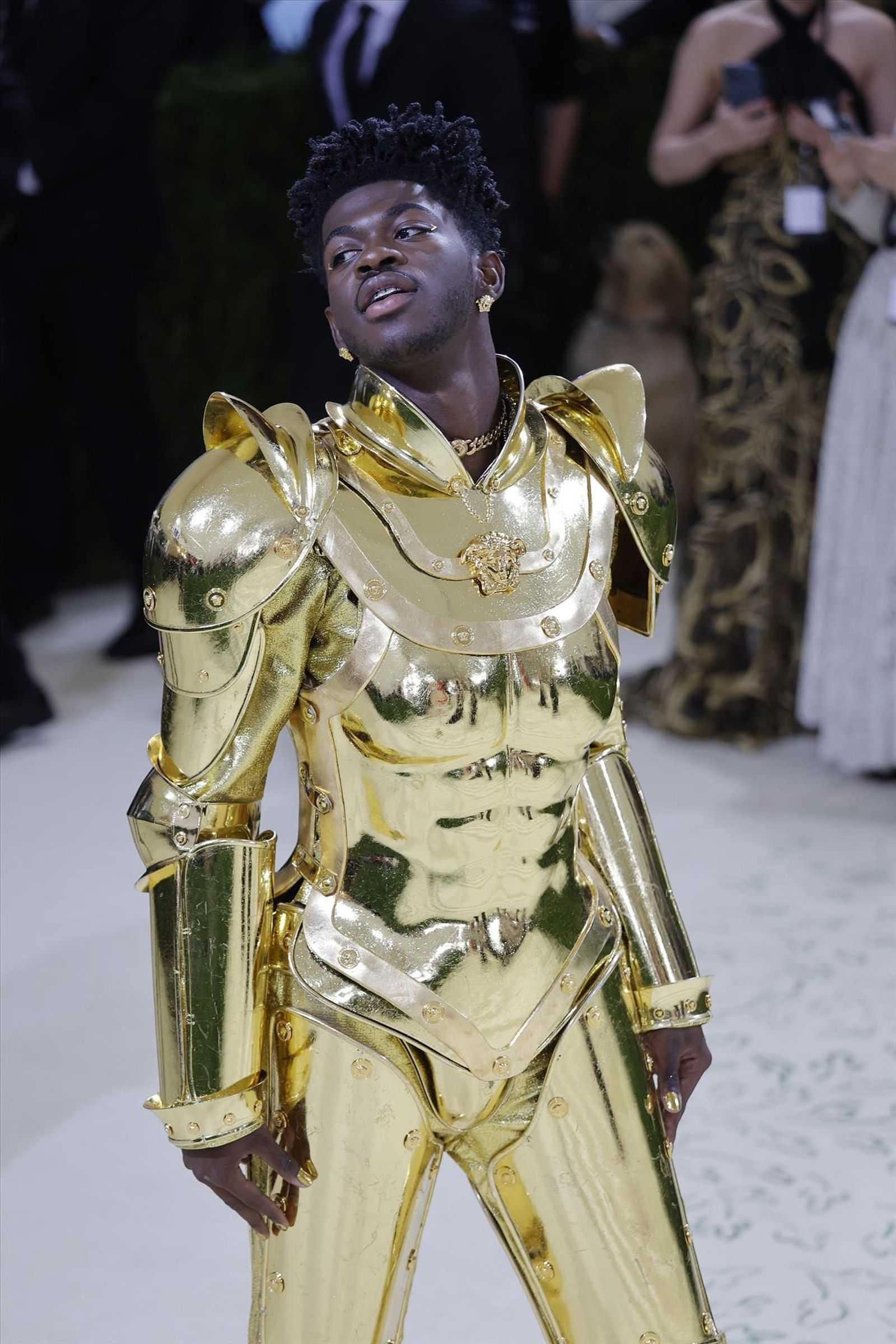 El cantante  Lil Nas X en la alfombra roja de la MET Gala 2021