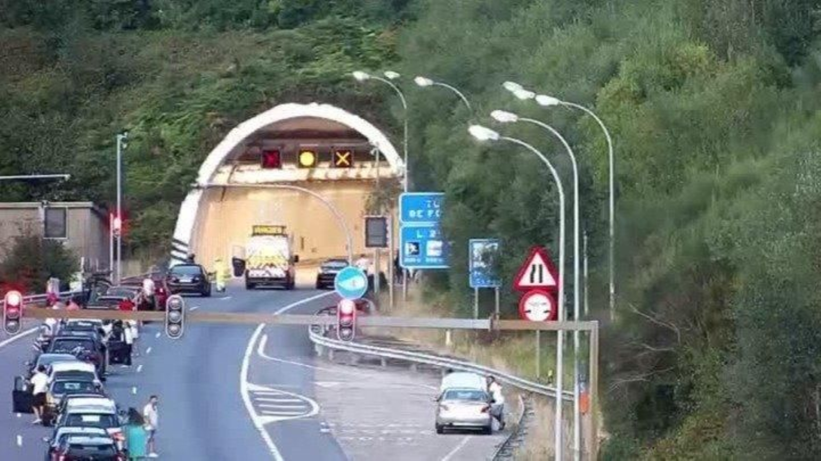 Zona en la que se cortó inicialmente el tráfico a la entrada de O Folgoso, sentido Ourense.