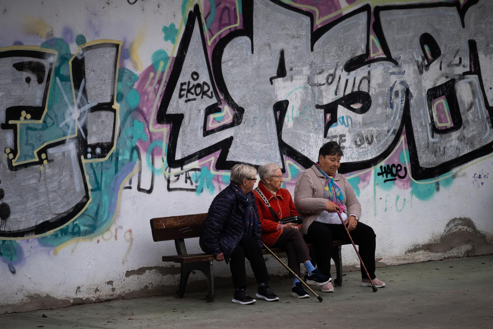 Vecinas de Ourense descansando en un banco de la ciudad.