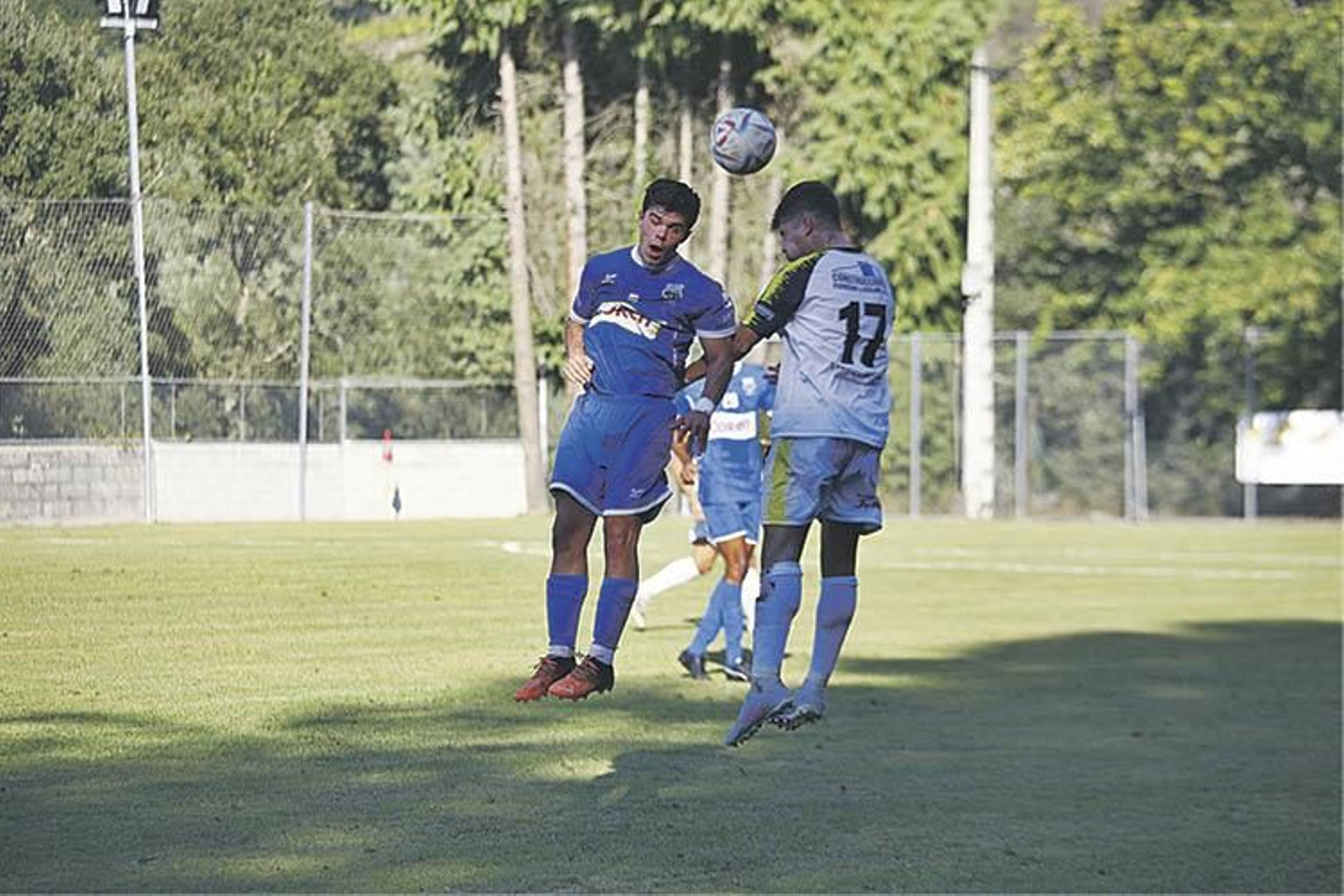 El Atlético Arnoia se volvió de O Porriño de vacío después de caer 2-1 contra el equipo en un industrial en un partido donde los de Juanjo Vilachá, que se estrenaba como entrenador arnoiés, merecieron más.

El encuentro se puso muy pronto en contra para los visitantes con un tanto de Íker a los cinco minutos de juego, aunque poco después logró la igualada Alfredo de penalti. El primer tiempo fue muy parejo y con pocas ocasiones por parte de los dos conjuntos. Tras el descanso, salió mejor el Porriño, aunque sin generar situaciones claras de peligro, poco a poco el Arnoia se fue encontrando mejor y disfrutó de dos ocasiones claras para avanzarse en el marcador, aunque sería el conjunto azulón quien lograría el 2-1 después de que el recién entrado Demar aprovechara un error defensivo de los arnoieses para darle la victoria a su equipo. Con esta derrota, el Arnoia acumula cuatro derrotas y un empate en los últimos cinco partidos de liga. MIGUEL ÁNGEL