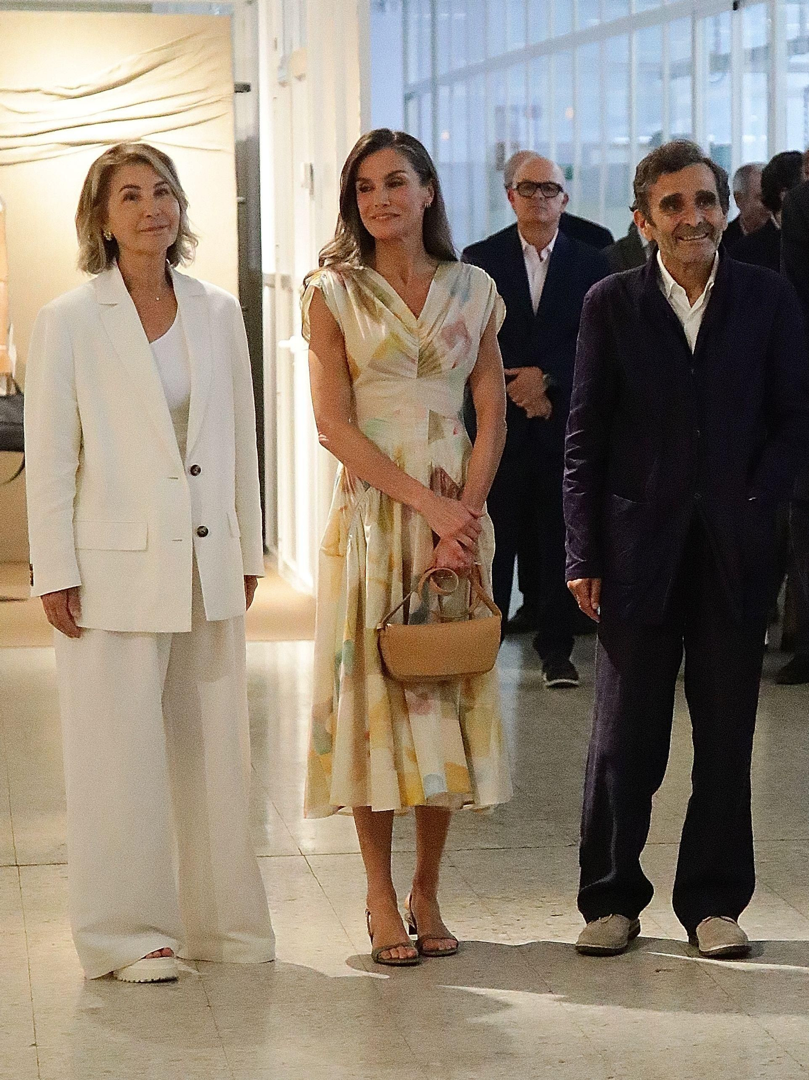 El bolso de la reina Letizia, también de la firma ourensana