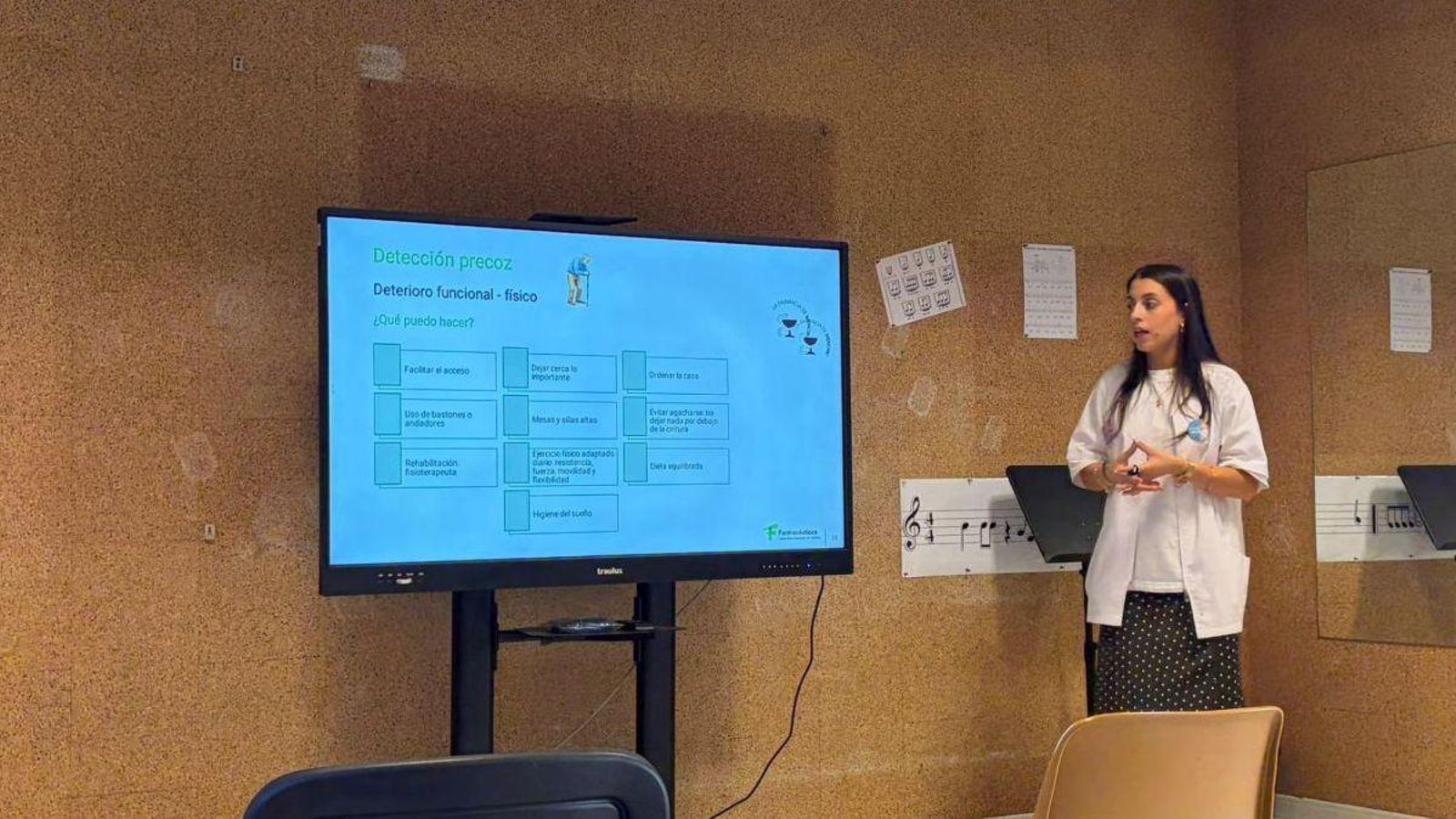 La farmacéutica Ana Fernández Pozo también participa en las charlas.