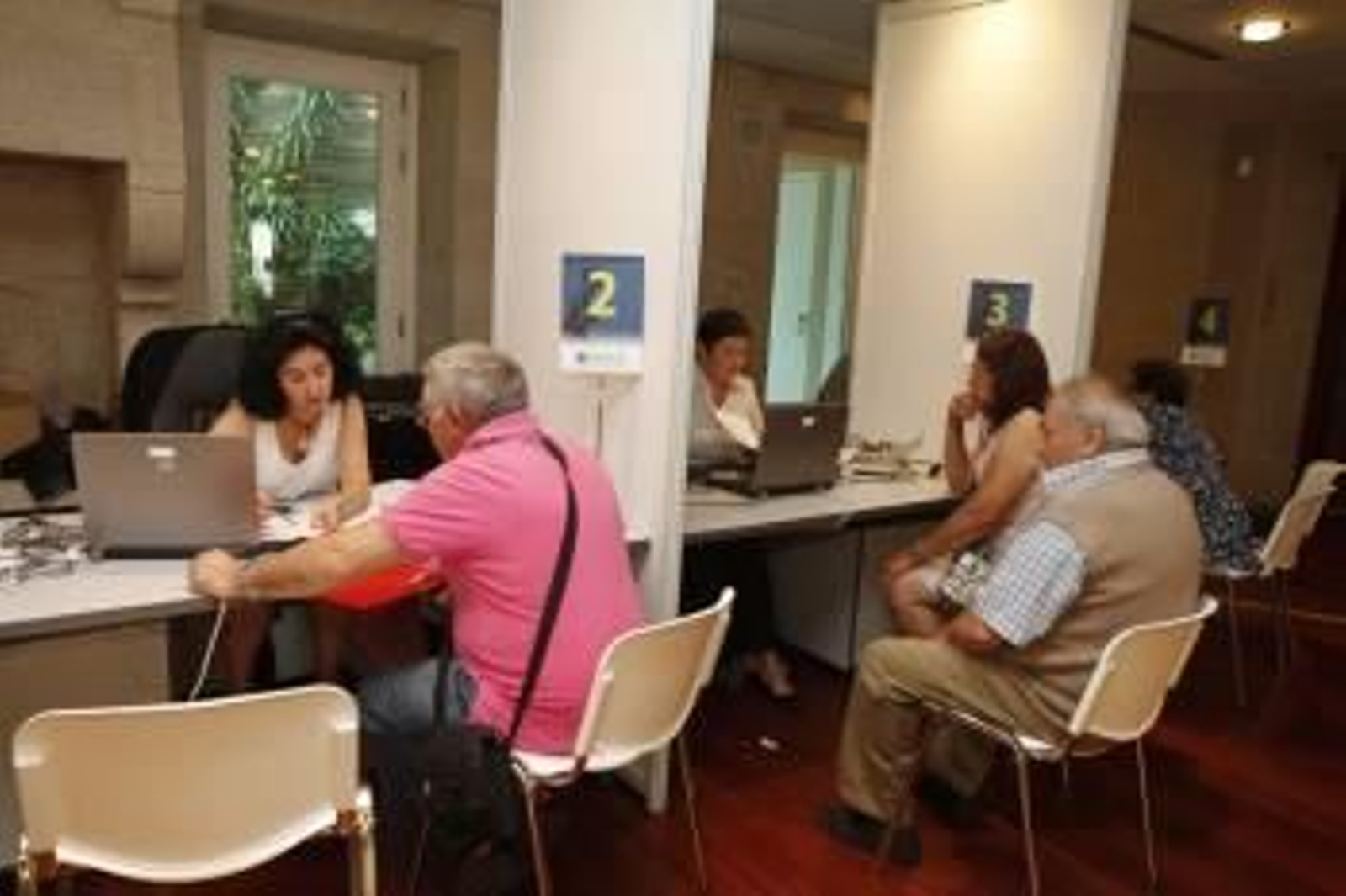 Diecinueve funcionarios franceses y cinco españoles están desplazados en un centro de operaciones en el Centro Social Novacaixagalicia de Vigo. foto: J.V Landín