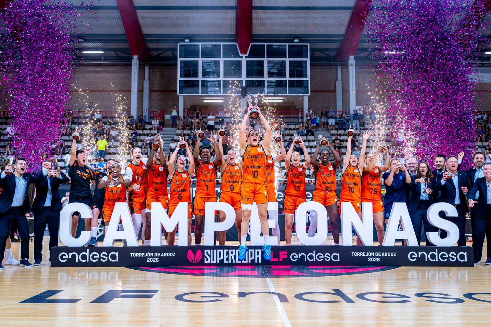 El Valencia Basket celebra el título con la viguesa María Araújo (8).
