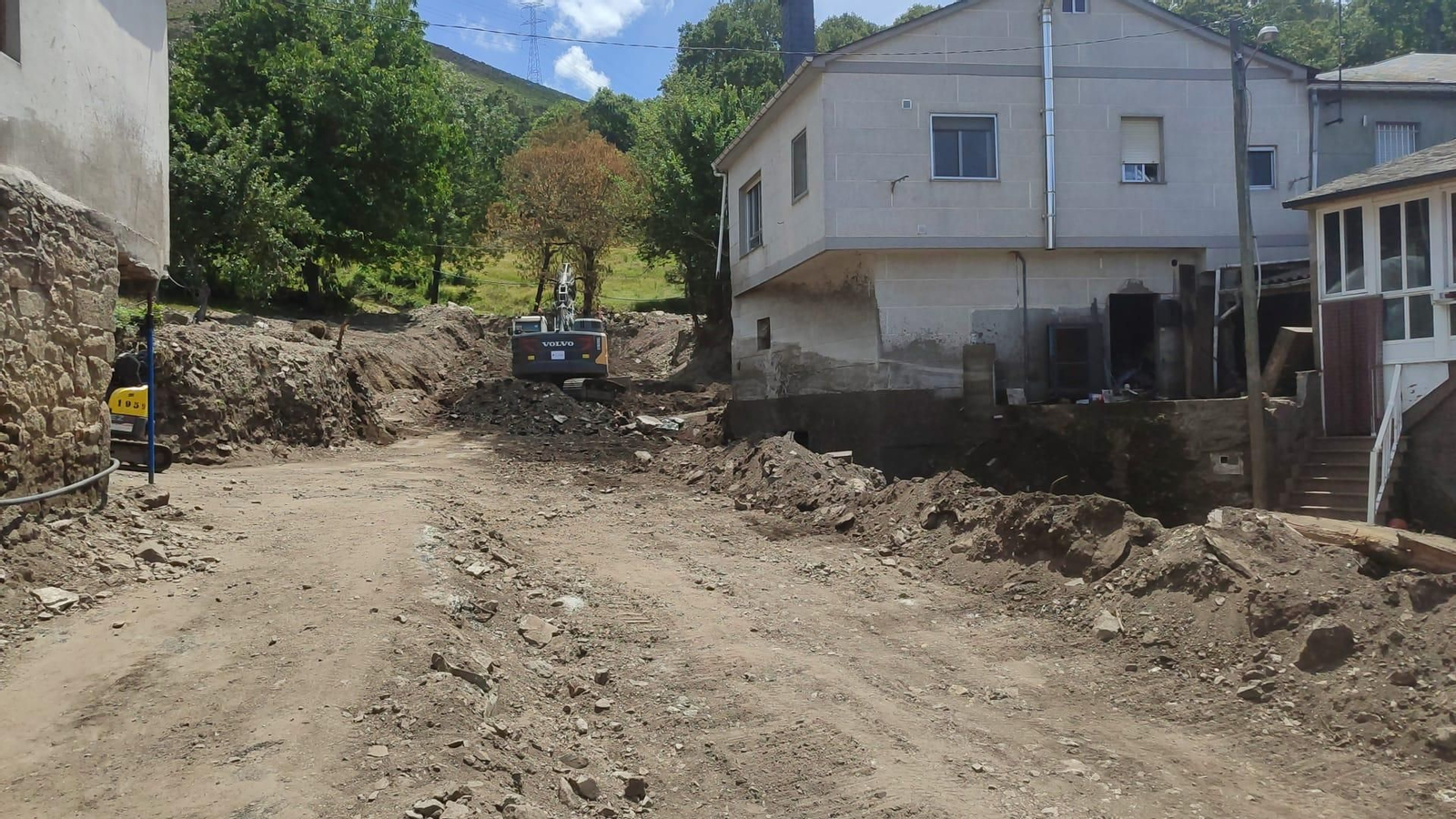 Galería | Así está A Bouza veinte días después de la riada que arrasó con todo, en fotos