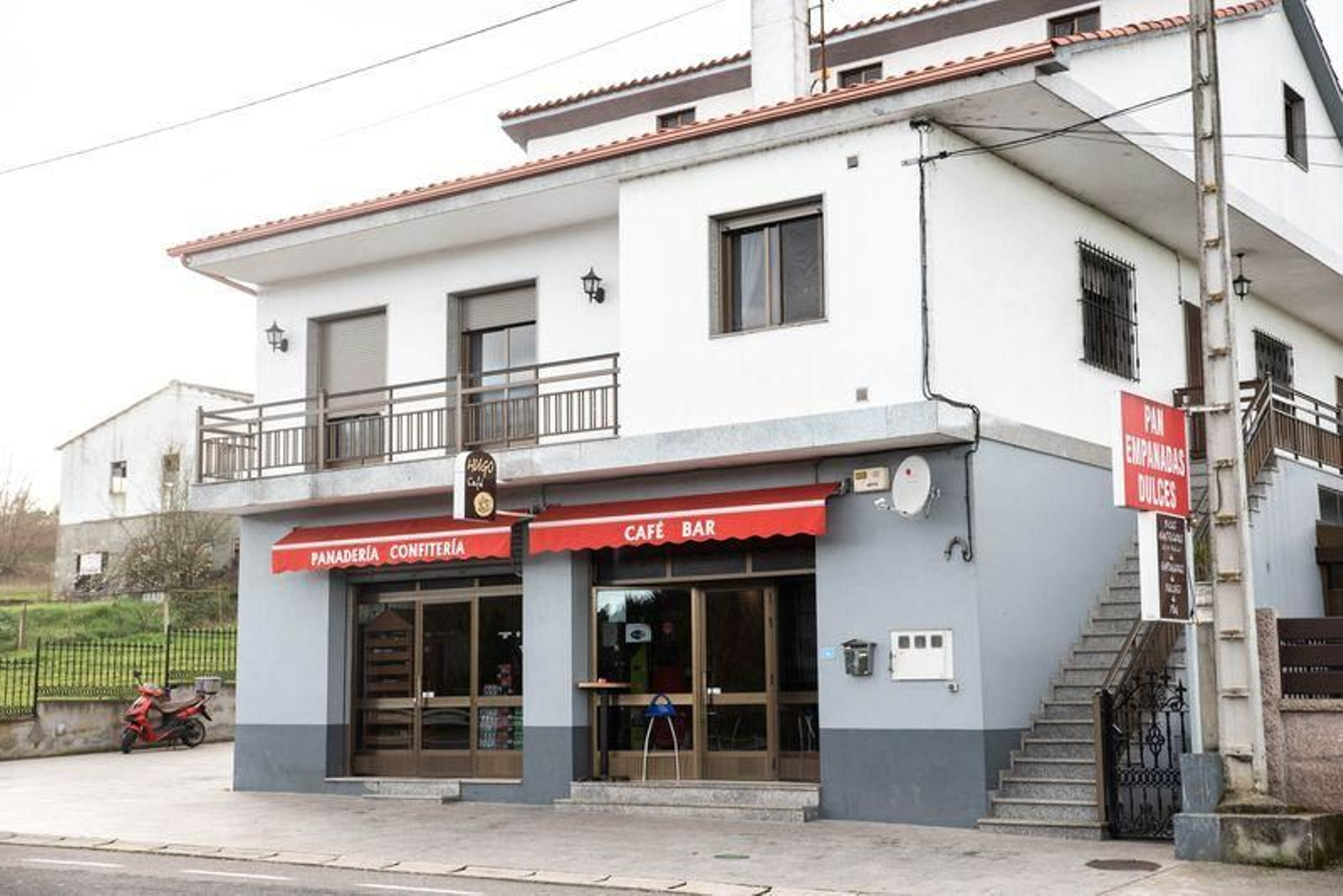 El café-bar asaltado. El atracador se dio a la fuga en un coche que lo espera a escasos metros (ÓSCAR PINAL).