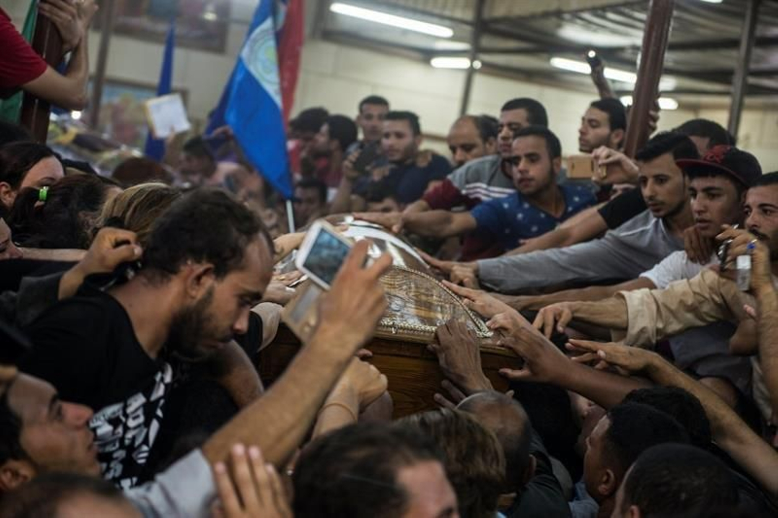 amiliares portan un ataúd durante el funeral de las víctimas de un atentado perpetrado en la entrada del Monasterio de San Samuel el Confesor, en la provincia de Minia, Egipto, hoy, 26 de mayo de 2017.