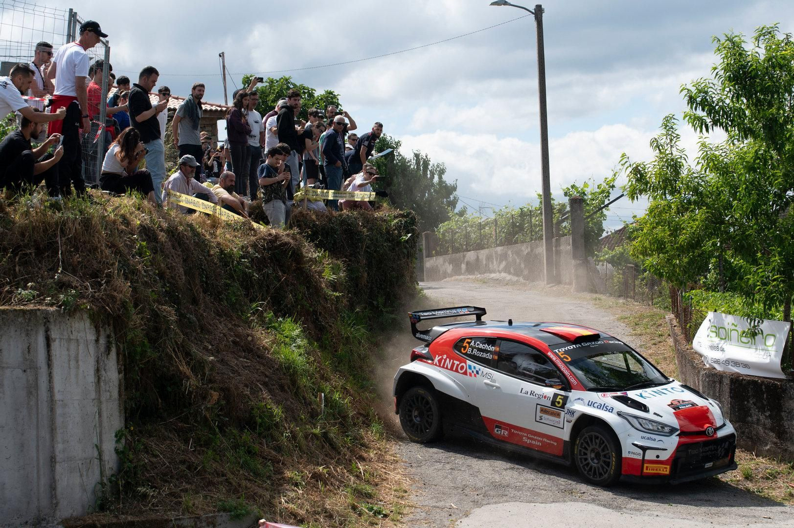 Alejandro Cachón y Borja Hernández en el tramo de Taboadela en el Toyota Gr Yaris Rally2
