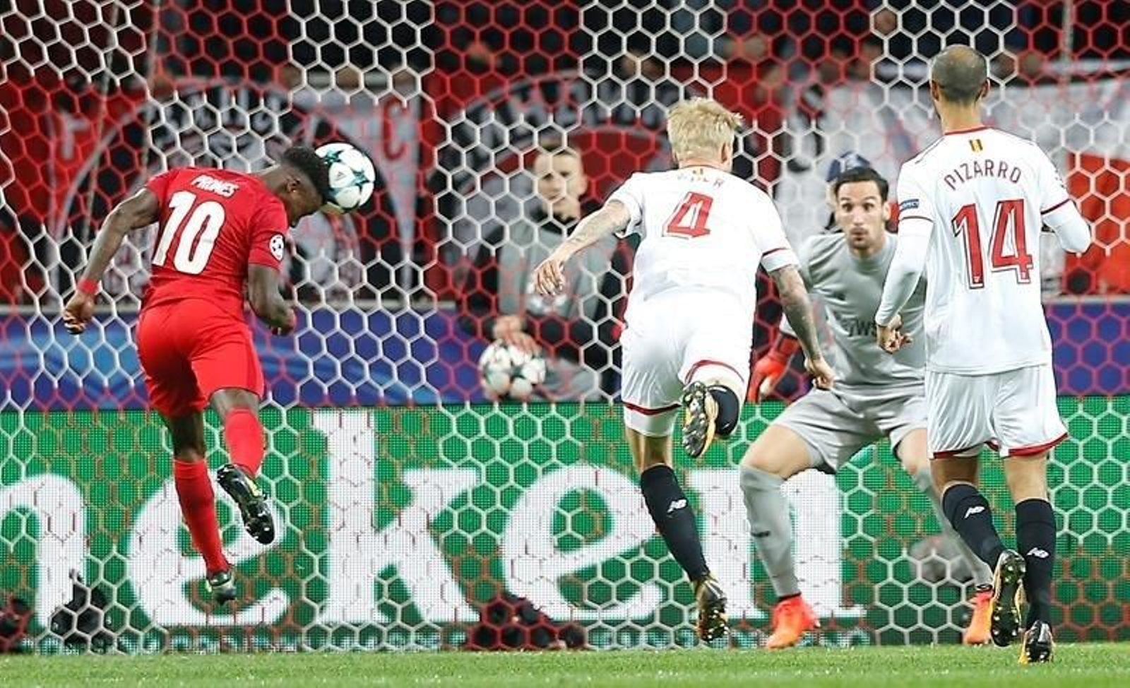 El jugador Quincy Promes de Moscú anota un gol.