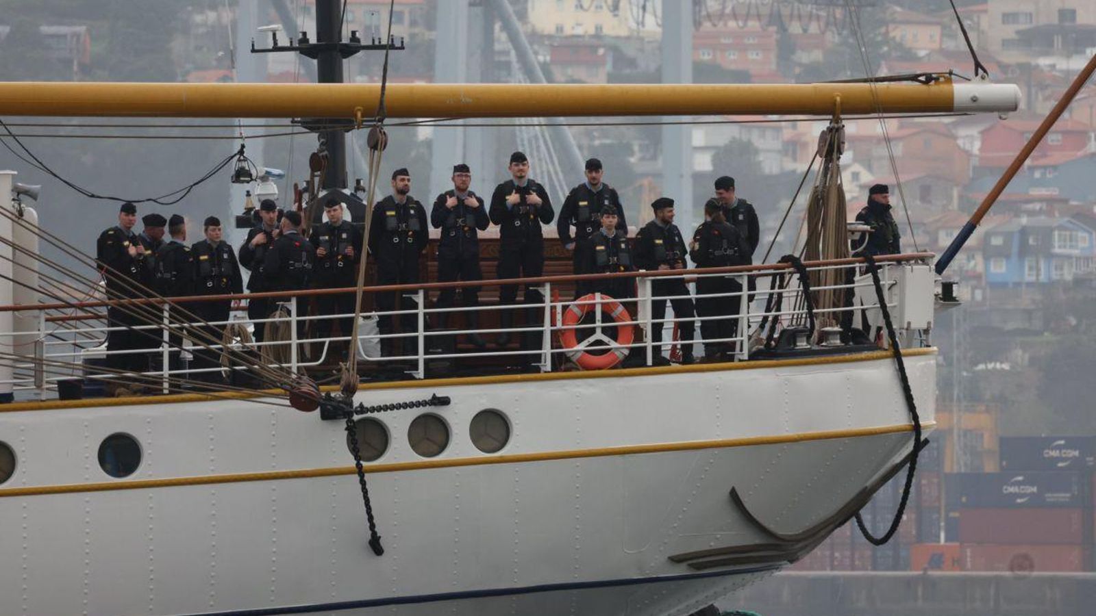La tripulación del “Gorch Fock”, a su llegada en Vigo.
