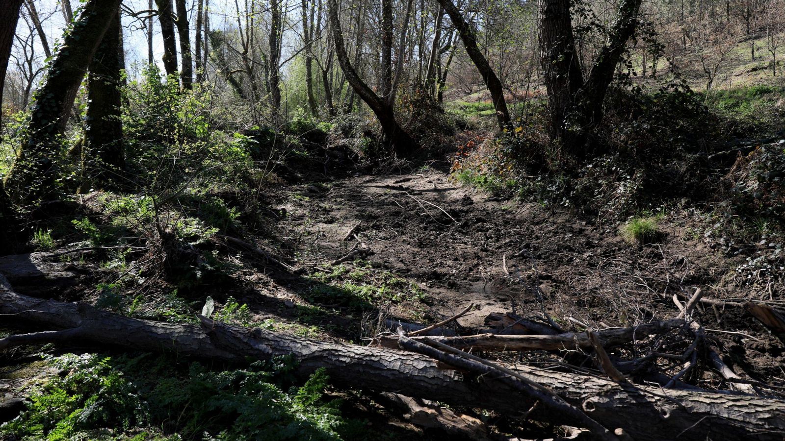 Canal o levada que partía de la presa y que ahora se encuentra seco.