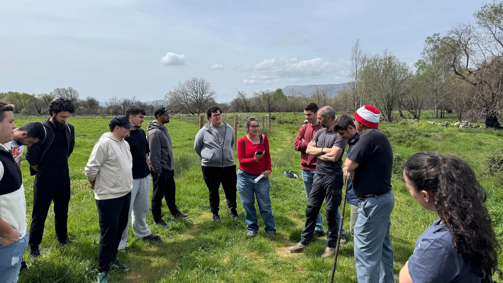 Los alumnos escucharon las explicaciones de los vecinos de Lucenza (Cualedro).