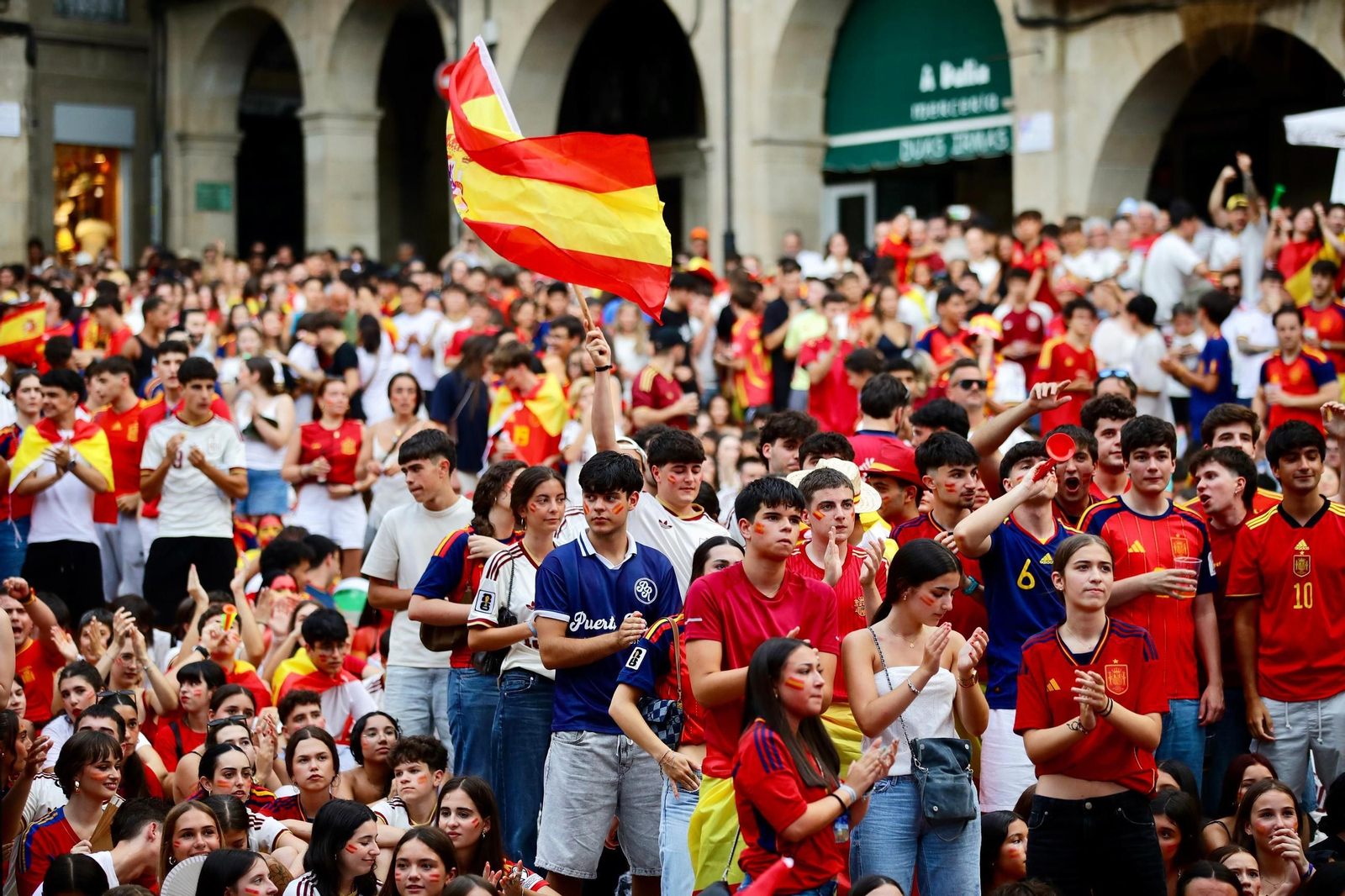 Galería | La provincia de Ourense se tiñe de rojo para apoyar a España en la final del Mundial
