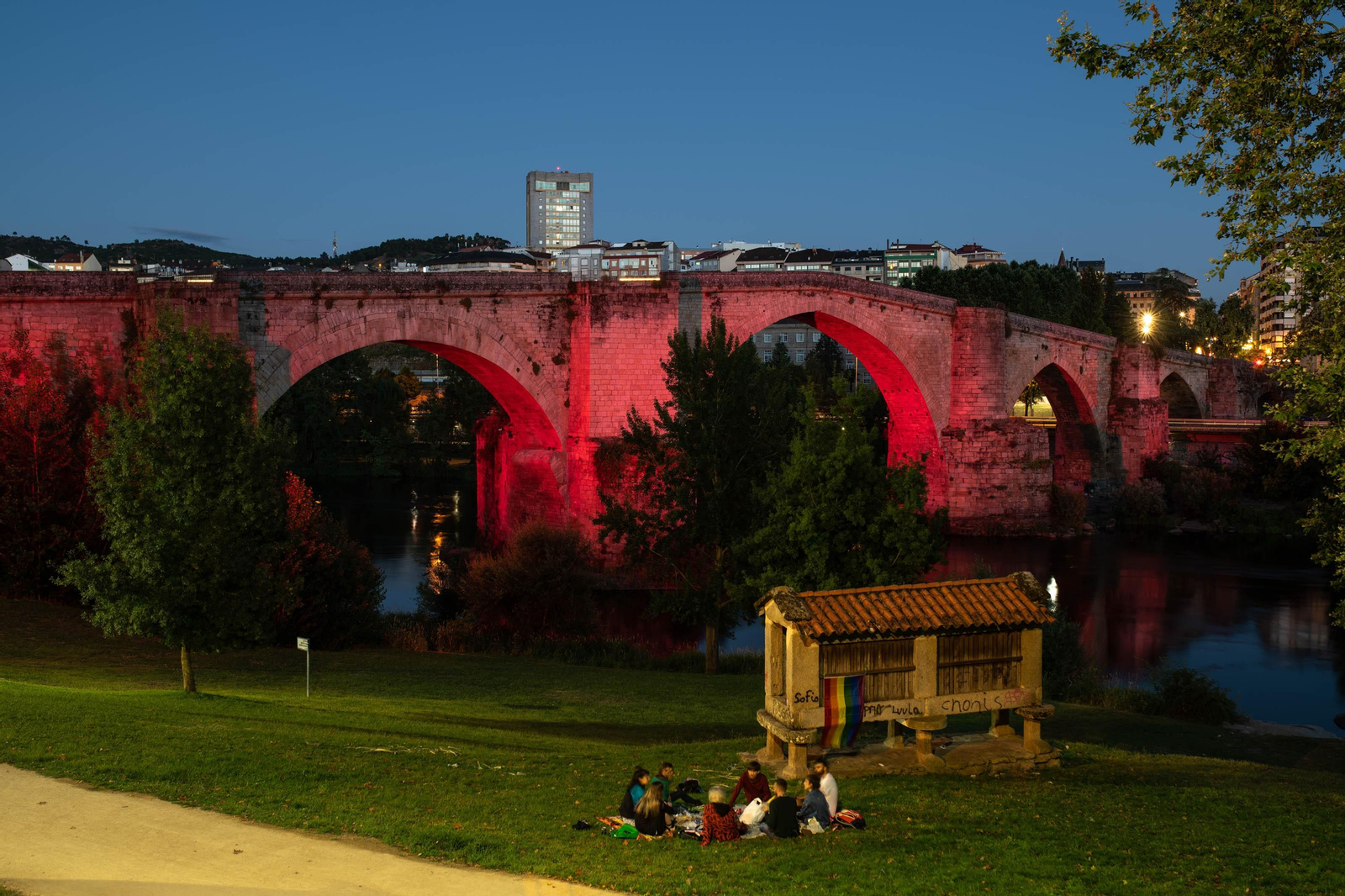 El Puente Romano se ilumina con los colores de la bandera del orgullo LGTBI. FOTO: ÓSCAR PINAL