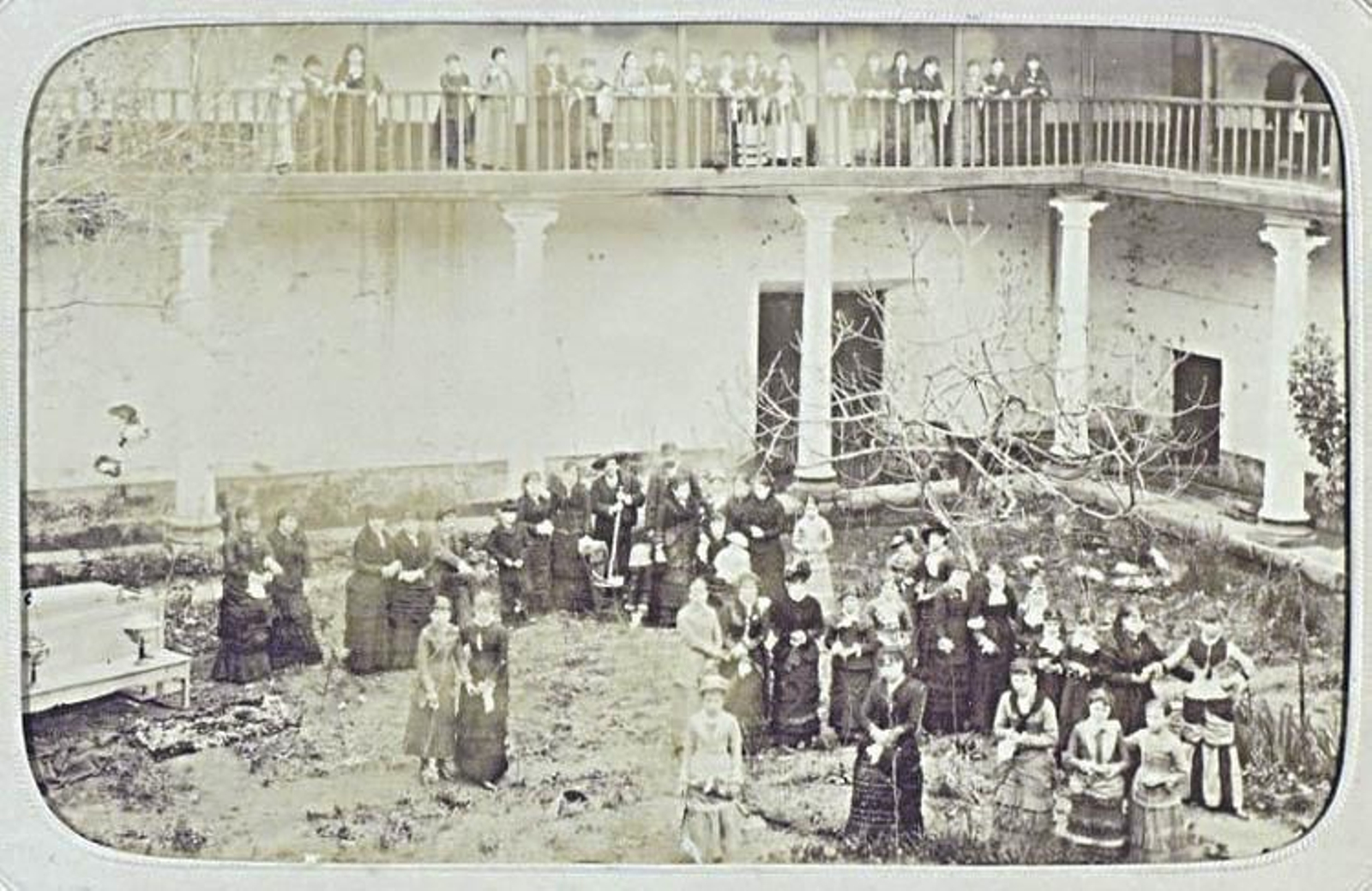 Patio del Convento de Santo Domingo. Abril de 1882. Foto de Jules David-Cavaz (AHUSC)