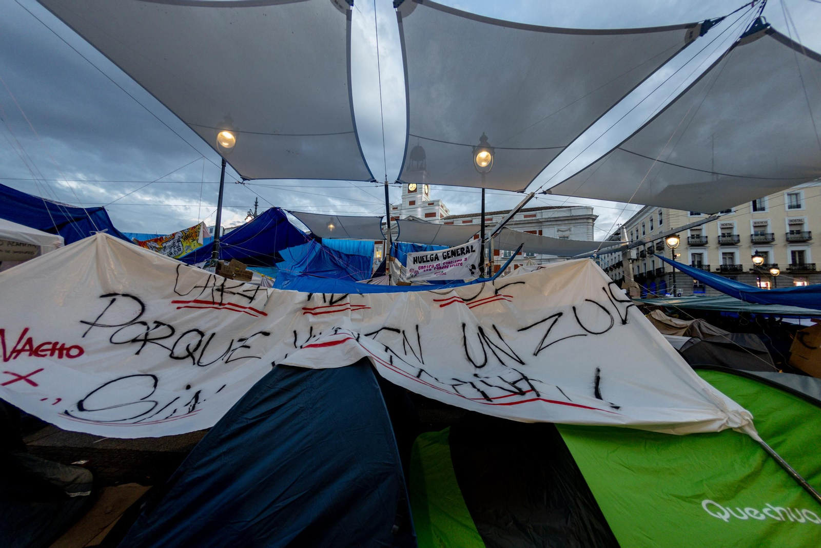 Galería | La acampada de Sol por una vivienda digna se sigue extendiendo y los congregados insisten en esta medida de presión