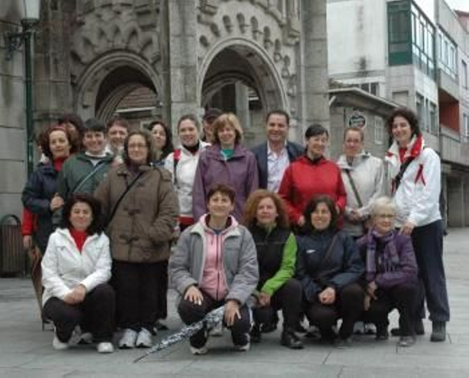 El grupo de participantes en la primera Andaina Saludable, dispuestas a iniciar el rrecorrido.
