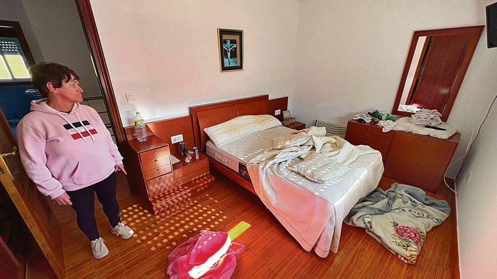 Fina mostrando la habitación desordenada donde los encontró tras pasar una sola noche.