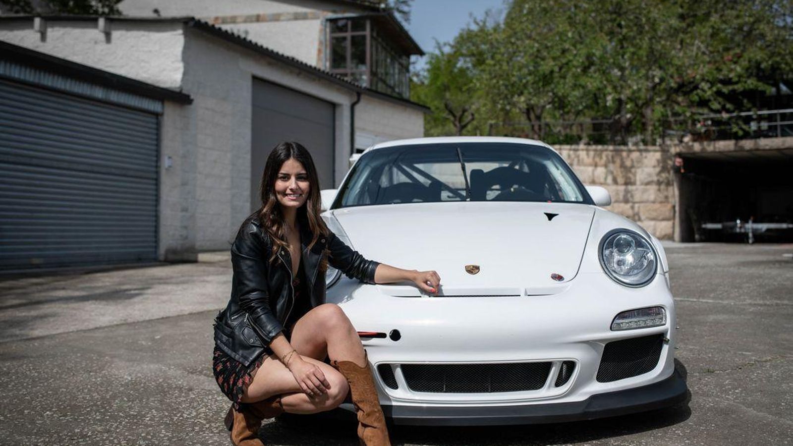SAN CIBRAO DAS VIÑAS (HOSTAL CID CAFETERÍA ROTONDA). 03/04/2021. OURENSE. Entrevista del domingo de +Motor a Noelia Rey junto al Porsche 911 GT3 de Miguel Paredes. FOTO: ÓSCAR PINAL 