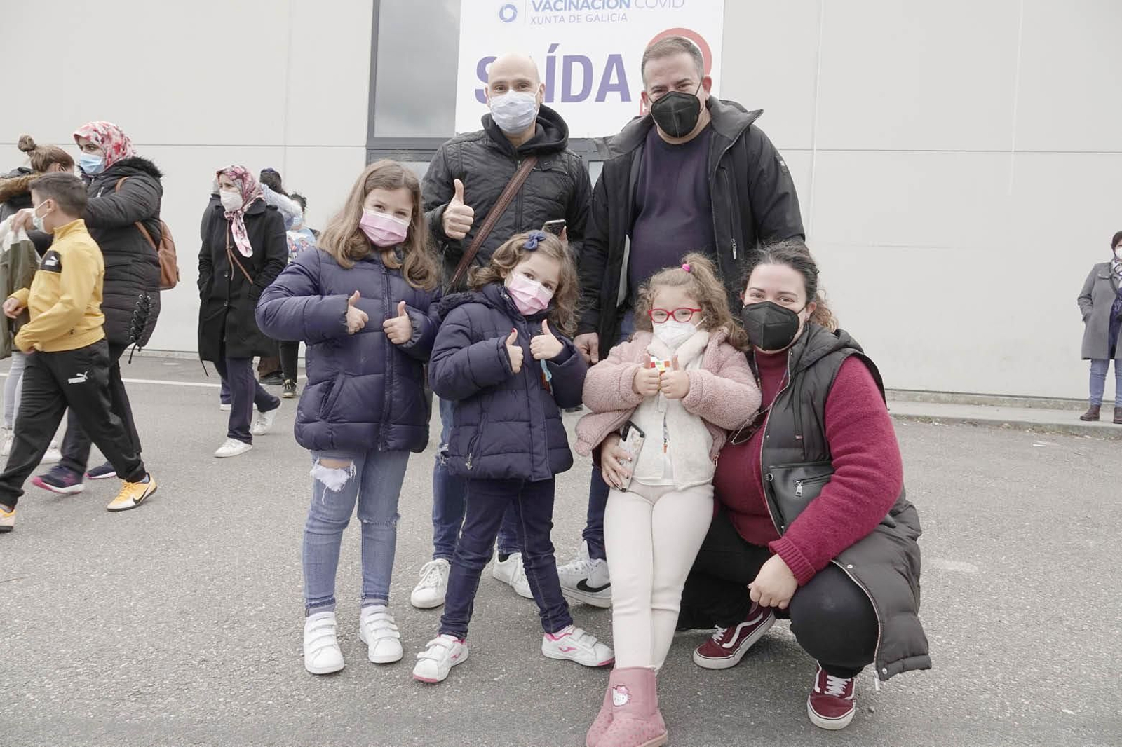 A pesar de la fría mañana en el Ifevi, miles de familias pasaron por el recinto ferial para vacunar a los más pequeños. Aunque a algunos les dolió más que a otros, a la salida todo quedaba olvidado gracias a los puestos ambulantes de comida estacionados en los alrededores.