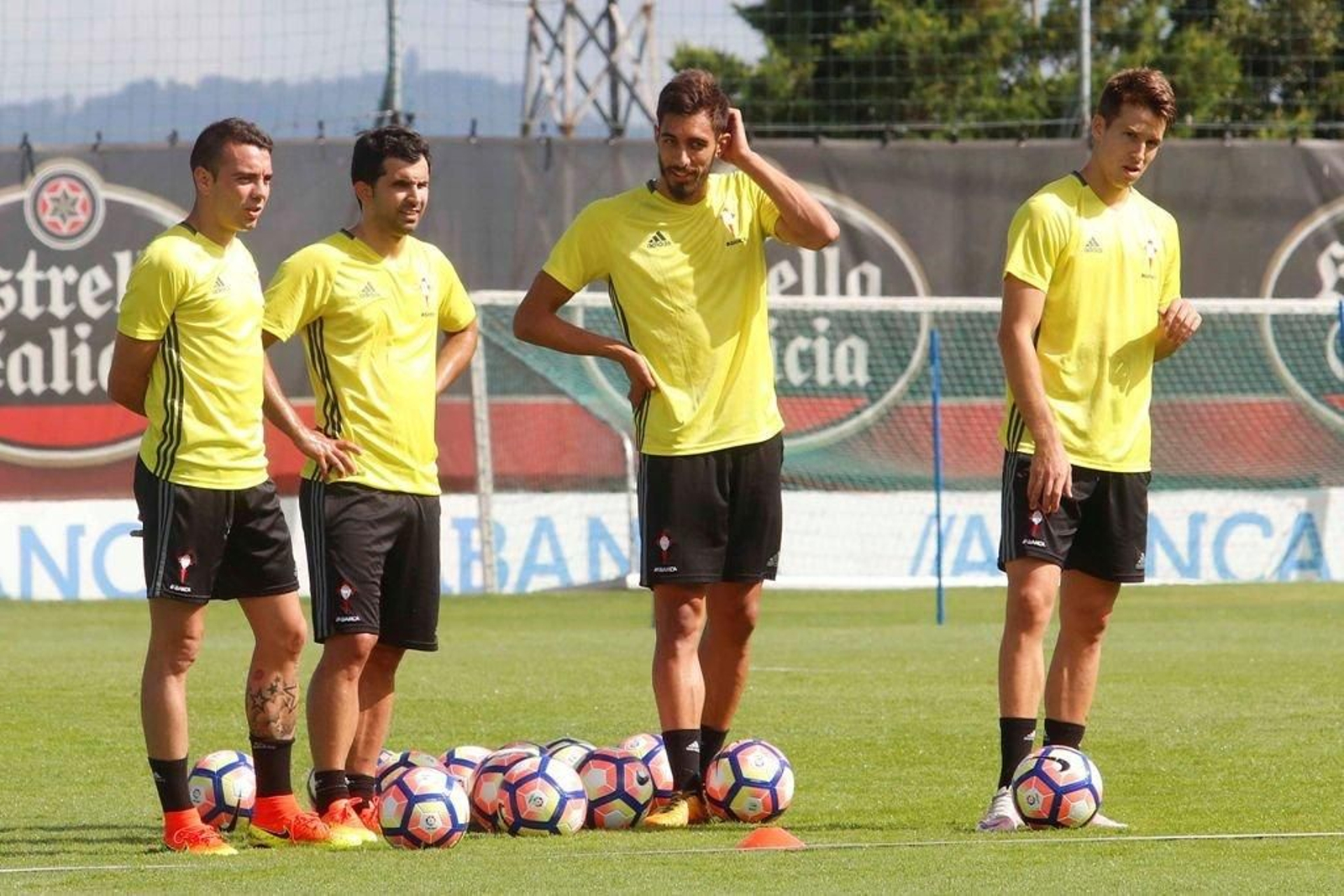 El ferrolano Álex López (2i.), ayer en A Madroa junto a Iago Aspas, Borja Iglesias y Josep Señé.