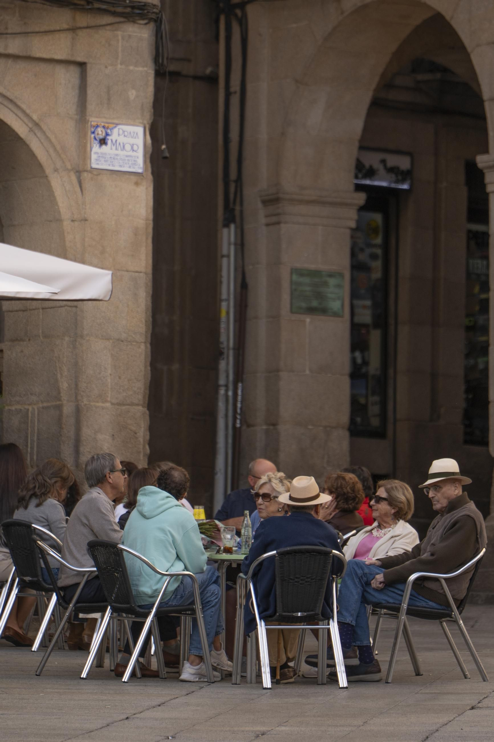 Galería | Sol, turistas y mucho ambiente en la ciudad de Ourense, en fotos