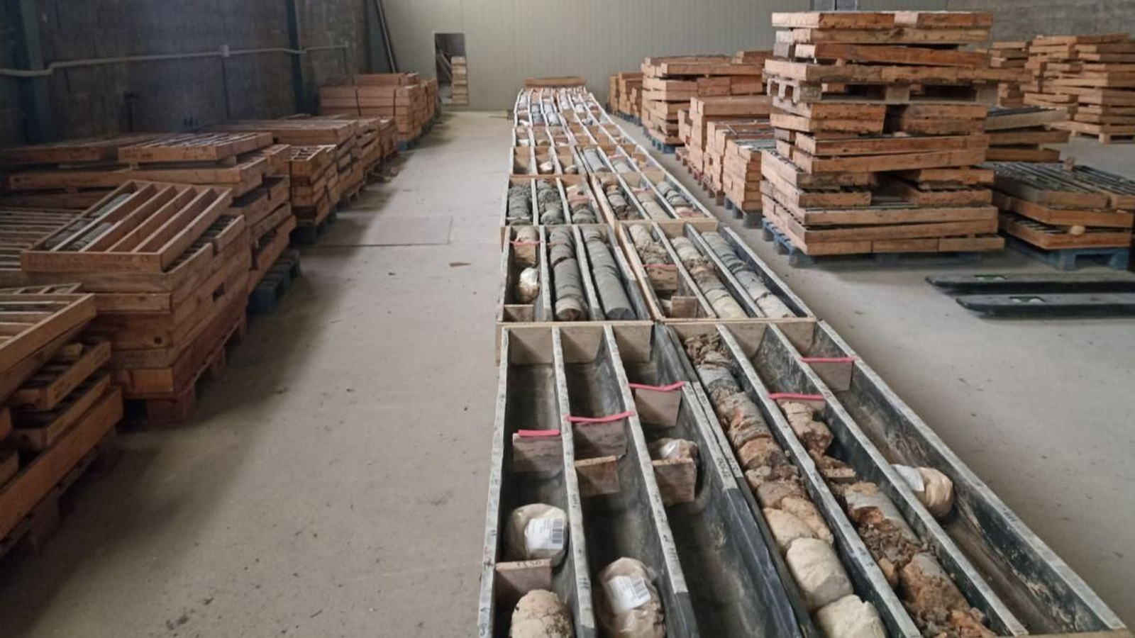 Interior del almacén que actualmente está siendo utilizado por Eurobattery.