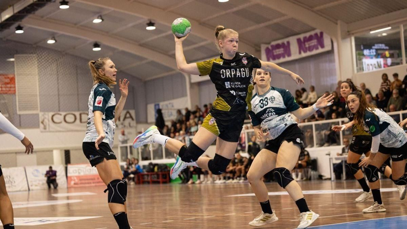 La eslovena Blazka Hauptman lanza a portería en el encuentro de la primera vuelta en A Sangriña.