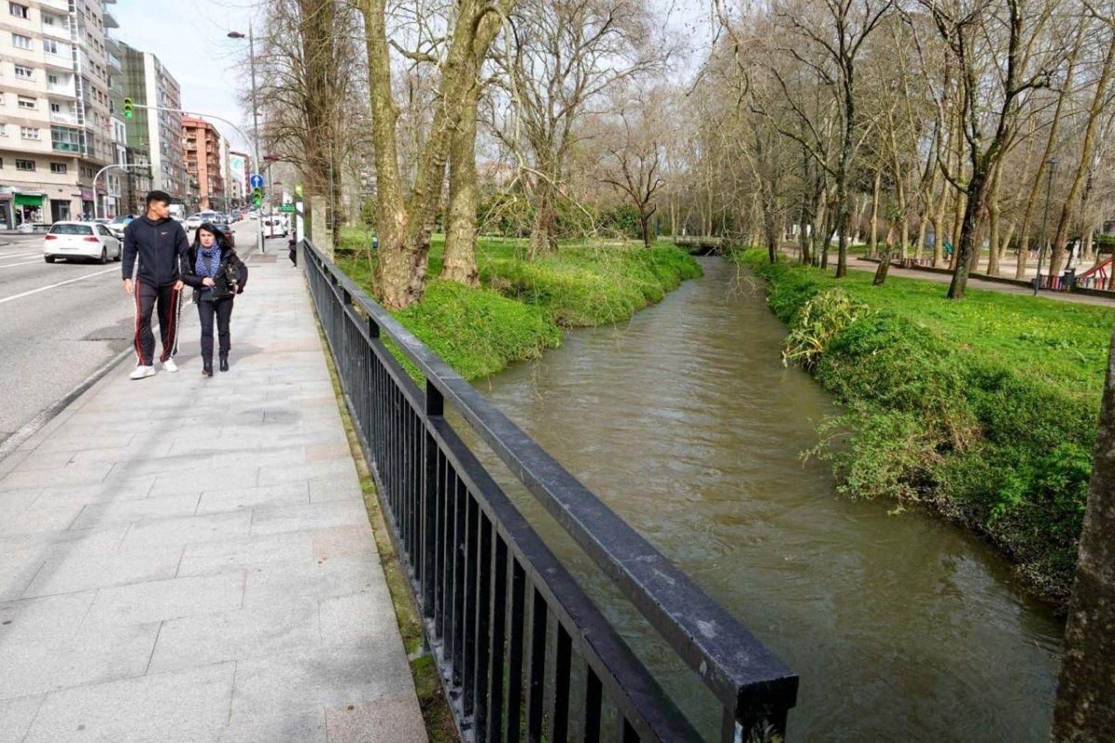 El Lagares, ayer por la mañana, con su cauce a tope antes de cruzar hacia Balaídos.