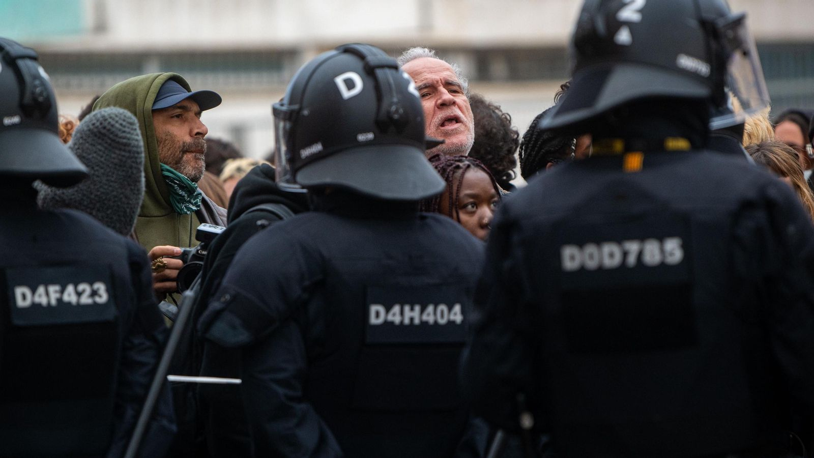 Varios agentes durante el operativo