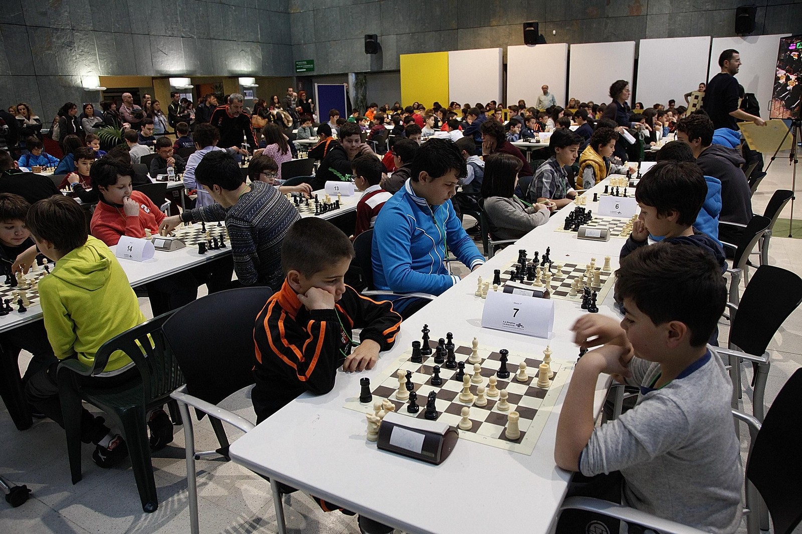 El hall de Expourense, repleto de jóvenes ajedrecistas durante el transcurso del 'Ourense +Ajedrez/Maratón por Parejas' que organizaron La Región y el Club Xadrez Ourense.