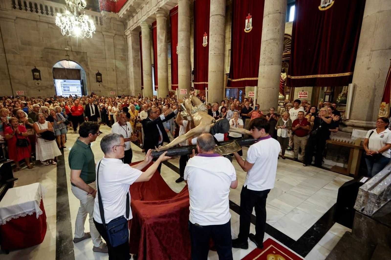 Galería | Vigo vive el pregón y el descendimiento del Cristo da Victoria