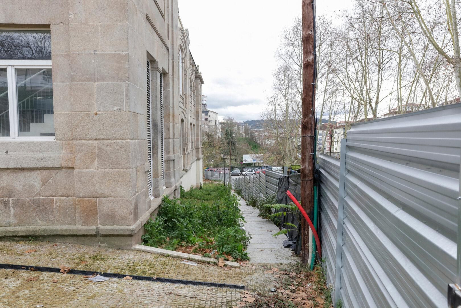 Exteriores descuidados de la Plaza de Abastos.