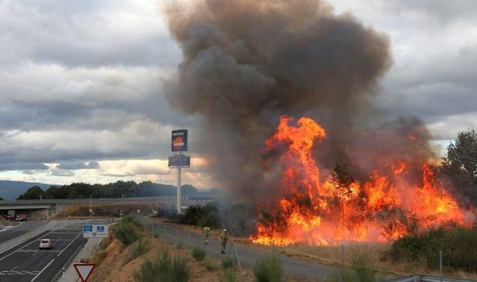 A la izquierda, las llamas amenazan la gasolinera de A Mezquita.